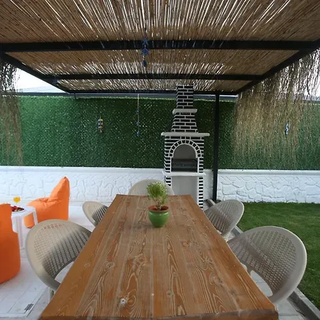 וילה Talia Villalari *