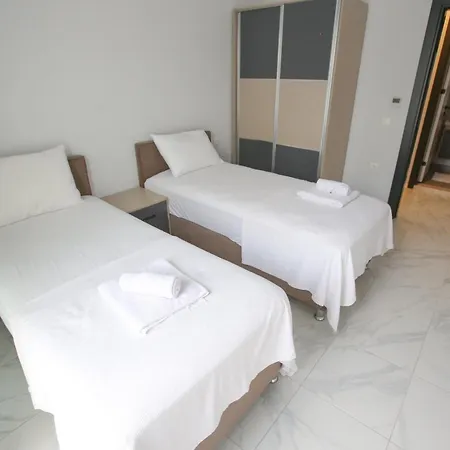 וילה Talia Villalari *